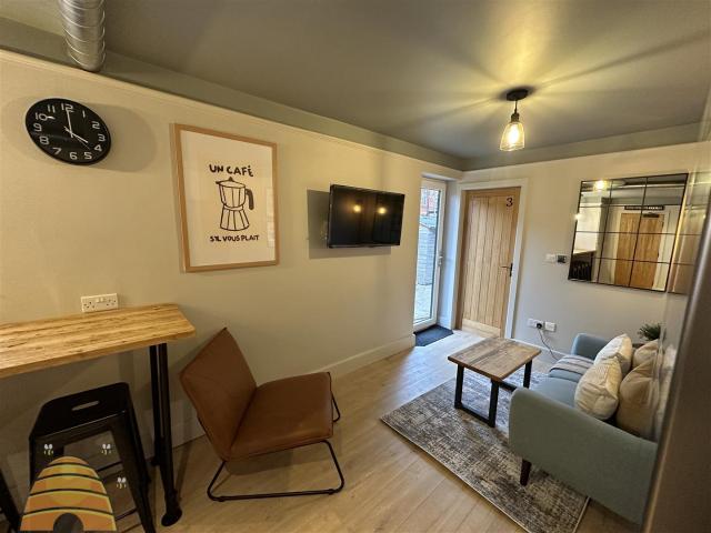 Flat for rent in Woodsmoor, Hazel Grove