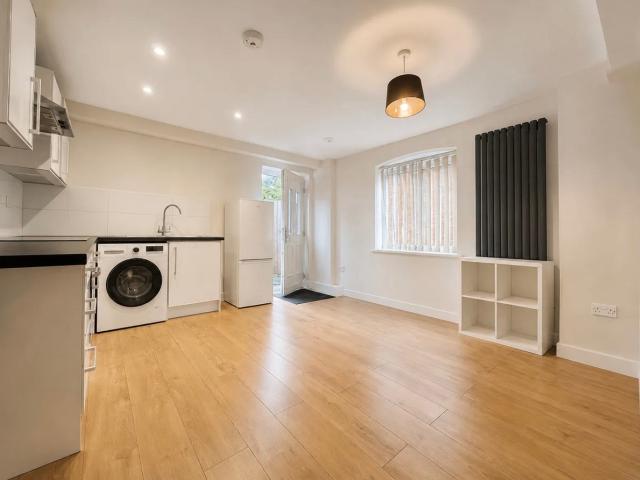 Flat for rent in High Wycombe Community Board, High Wycombe