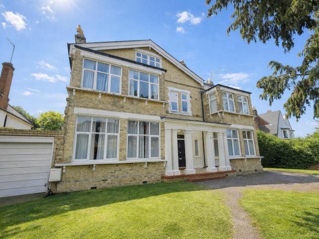 Flat for rent in Oakleigh Park, Greater London