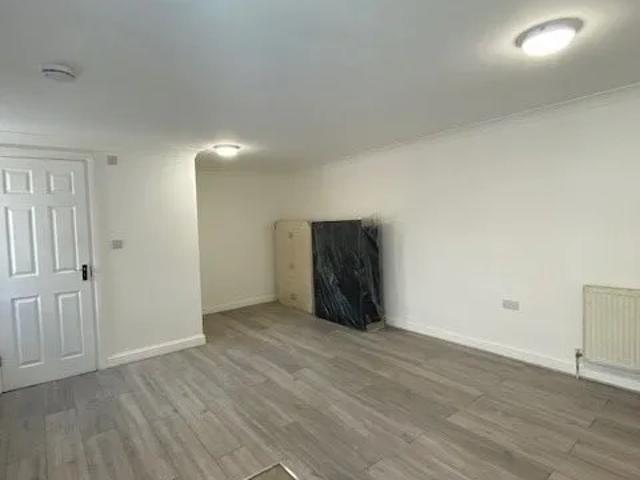 Flat for rent in London Borough of Ealing, Greater London