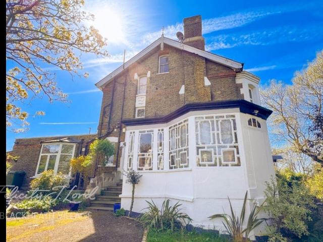 Flat for rent in Shooters Hill, Greater London