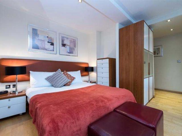 Flat for rent in Brompton, Greater London