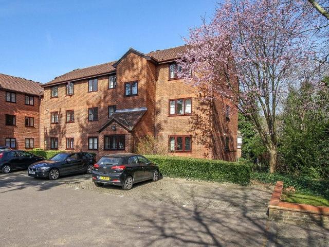 Flat for rent in Hall Park, Pouchen End