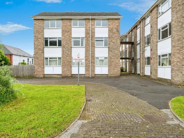 Flat for rent in Dyffryn Clydach, Neath Abbey