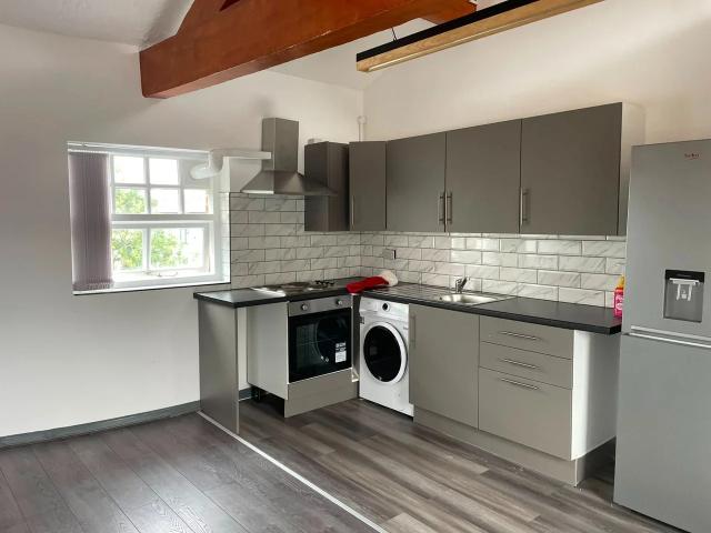 Flat for rent in Hollinwood, Pendock