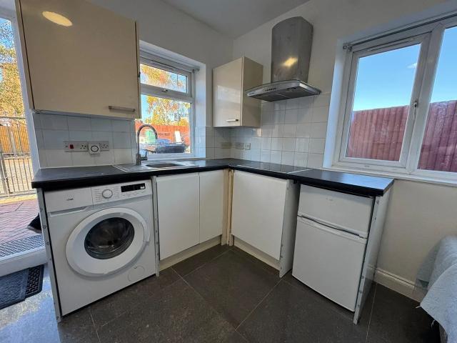 Flat for rent in London Borough of Ealing, Greater London
