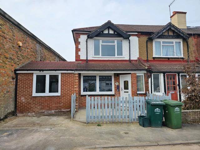 Flat for rent in Lower Halliford, Surrey