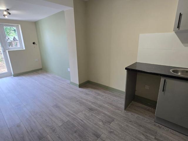 Flat for rent in Denham, Higher Denham