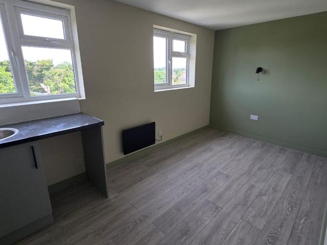Flat for rent in Denham, Higher Denham