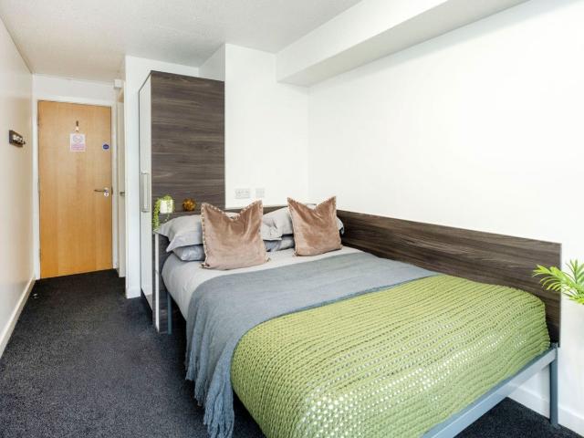Flat for rent in Calderstones