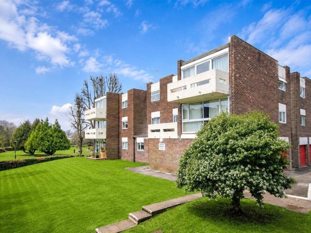 Flat for rent in Horsell, Woking