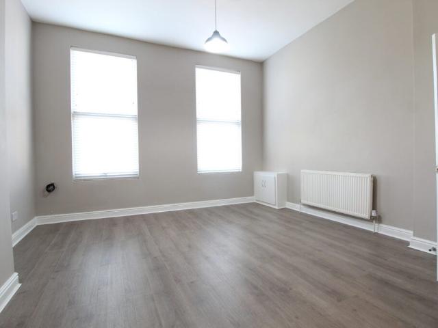 Flat for rent in Calderstones