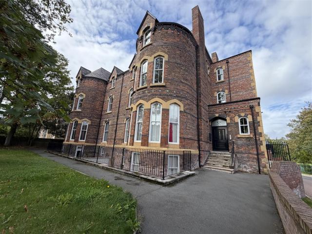 Flat for rent in Claughton, Birkenhead