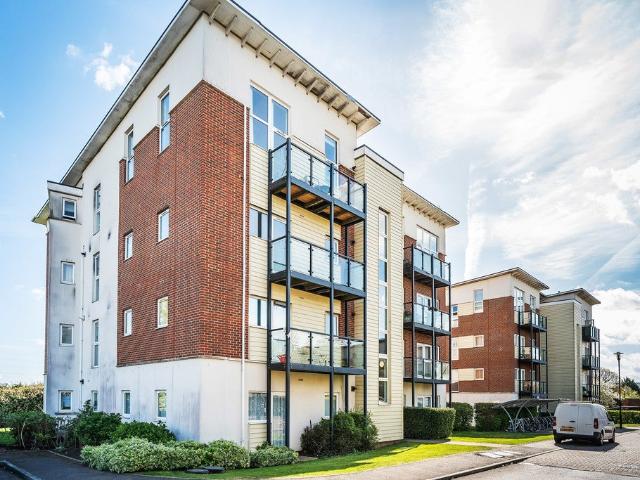 Flat for rent in Pachesham Park, Surrey