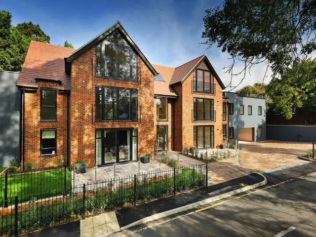 Flat for rent in Pachesham Park, Surrey