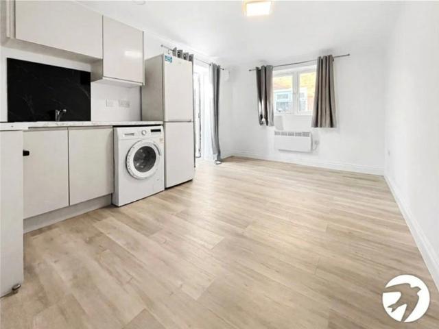 Flat for rent in Worcester Park Estate, Monks Orchard