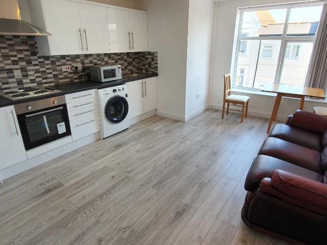 Flat for rent in Plasnewydd, Falcon Lodge