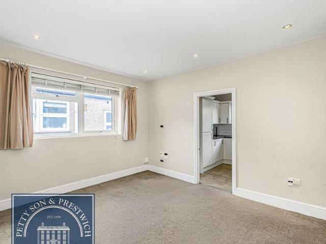 Flat for rent in Woodford Green, Greater London