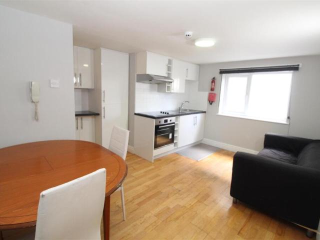 Flat for rent in Penylan, Falcon Lodge
