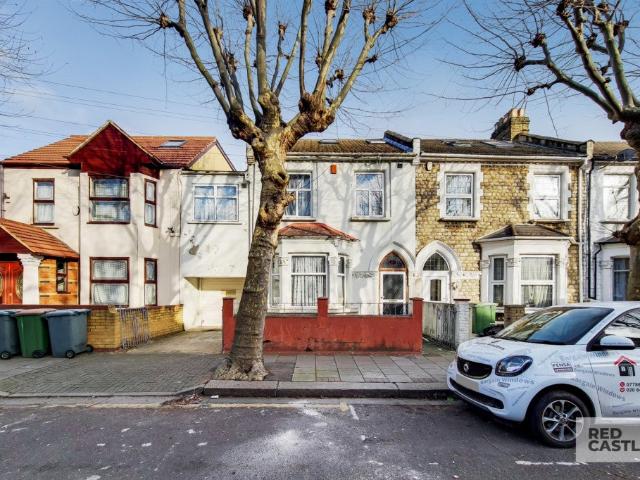 Flat for rent in Upton Park, Greater London