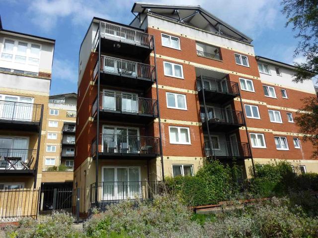 Flat for rent in The Cedars Estate, Batchworth