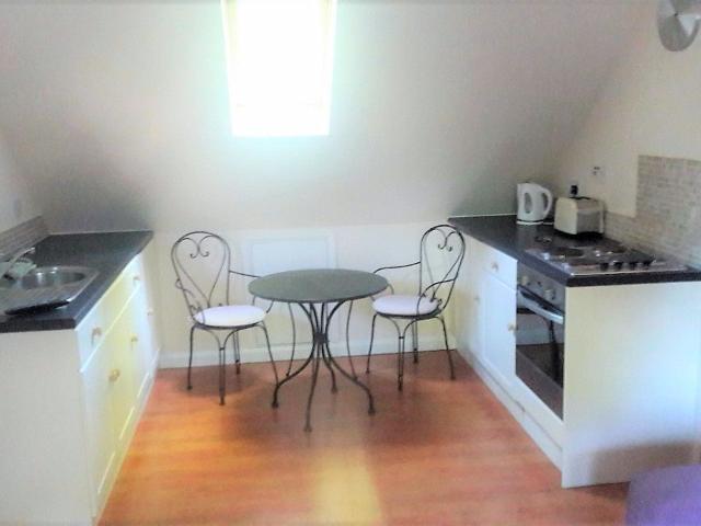 Flat for rent in Penn, Knotty Green