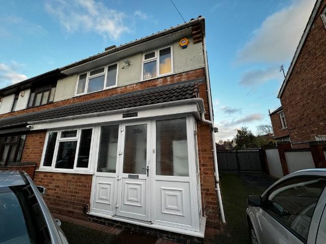 Flat for rent in Goldthorn Hill, West Midlands