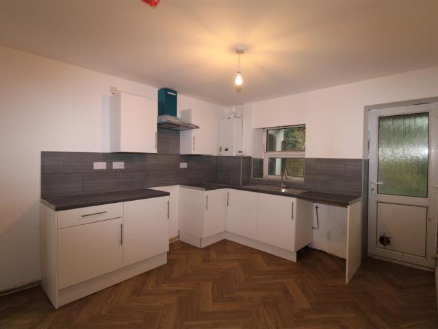 Flat for rent in Penrhiwceiber, Wales