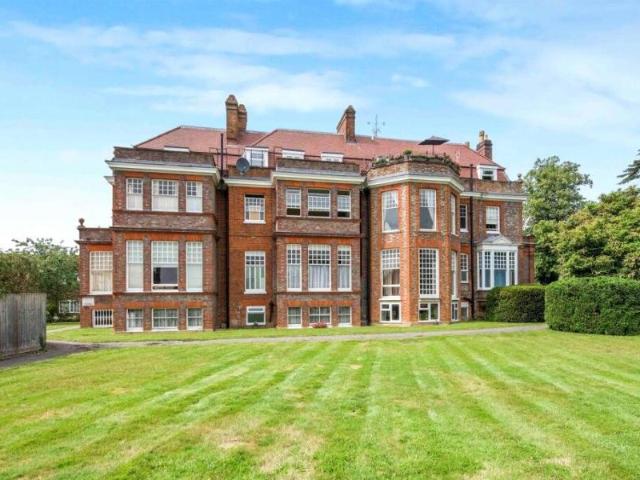 Flat for rent in Emmer Green, Reading