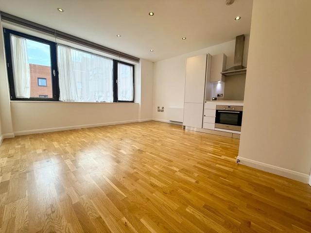 Flat for rent in Greenhill, Greater London