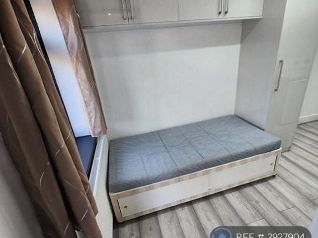 Flat for rent in Gidea Park, Greater London