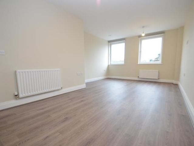 Flat for rent in Northwood High Street, Greater London