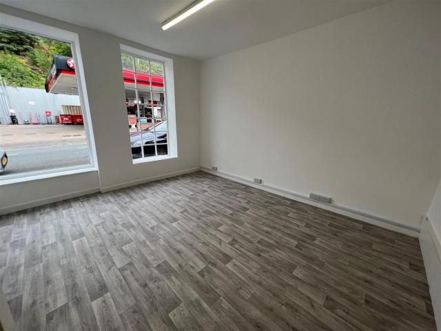Flat for rent in Pentre