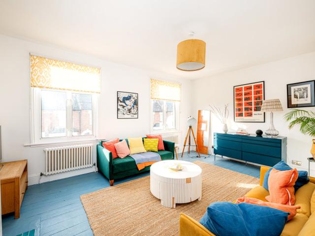 Flat for rent in College Park, Greater London