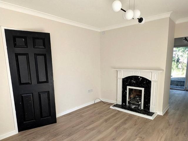 Flat for rent in Wakefield, Grove Town