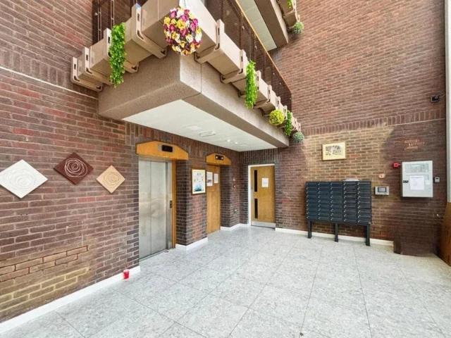 Flat for rent in Heol-las, Surrey