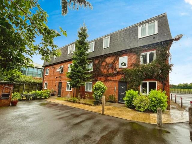 Flat for rent in Colnbrook with Poyle, Slough