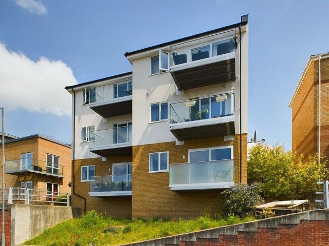 Flat for rent in Totteridge, Cressex