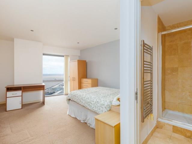 Flat for rent in Calderstones