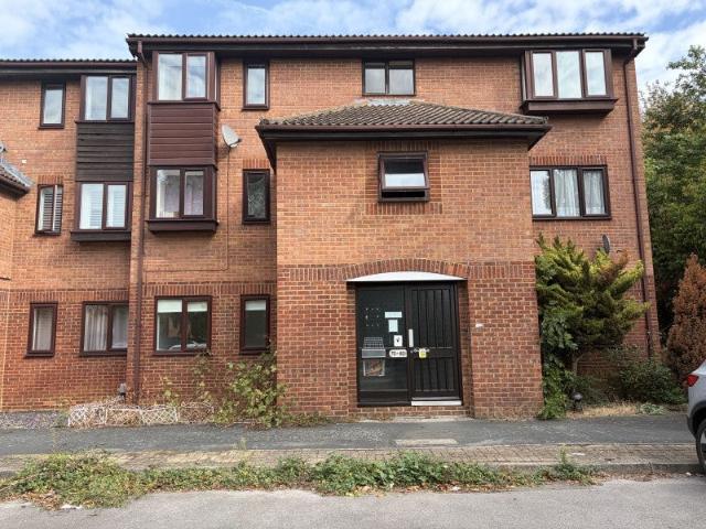 Flat for rent in Row Town, Surrey