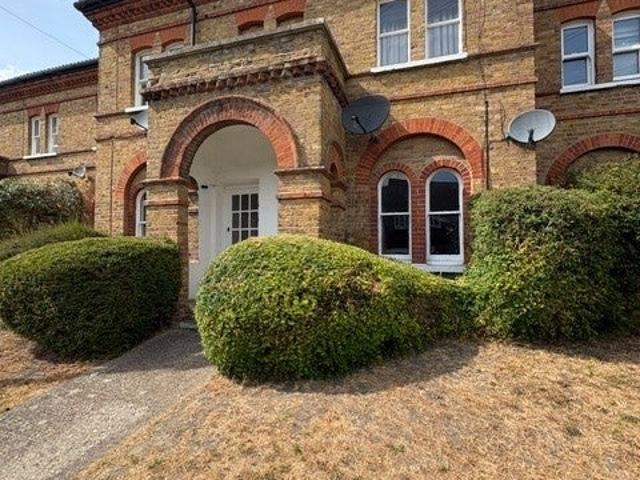Flat for rent in Knaphill, Woking