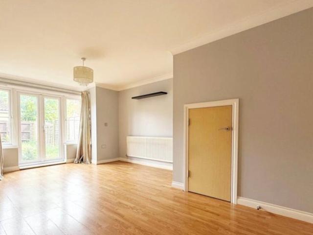 Flat for rent in Maidenhall, Key Street