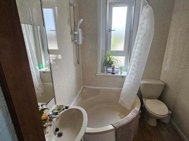Room for rent in Scotstounhill, Glasgow