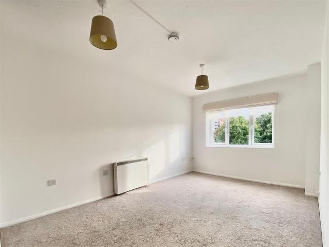 Flat for rent in Burnt Oak, Greater London