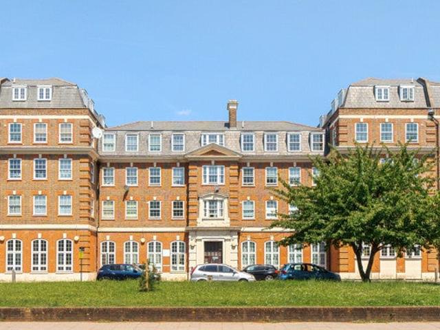 Flat for rent in Horn Park, Greater London