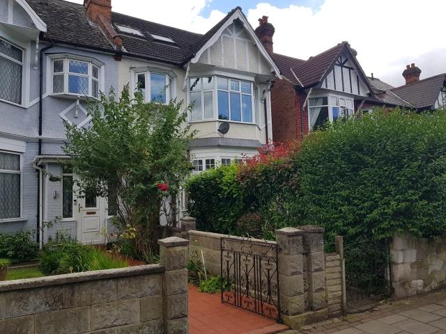 Flat for rent in Furzedown, Greater London
