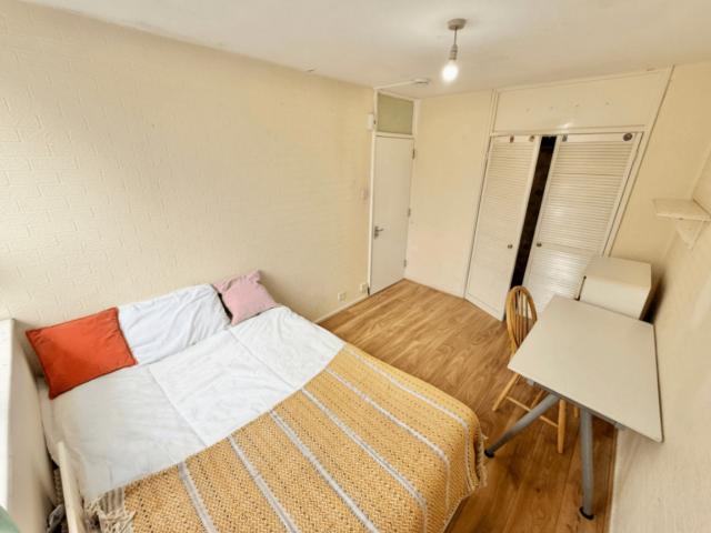 Flat for rent in Poplar Grove, Greater London