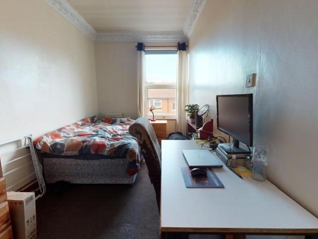 Flat for rent in Hyde Park, West Yorkshire