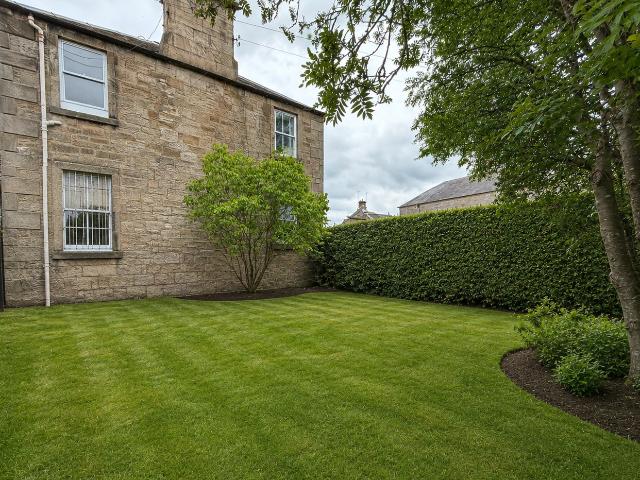 Flat for rent in Birkenside, Forebridge