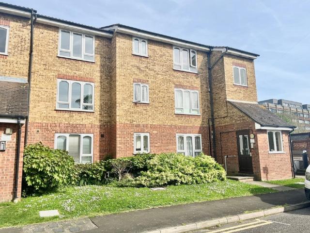 Flat for rent in Rush Green, Greater London